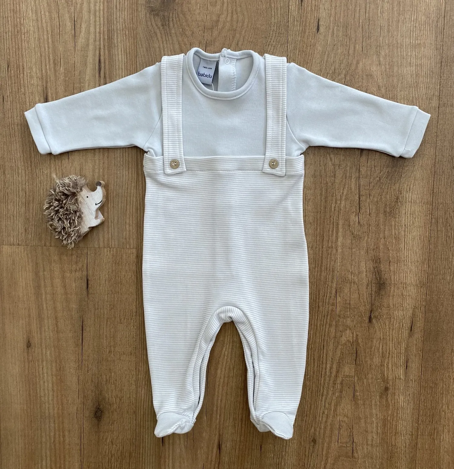 100 x 100 cotton romper or pajamas in two colors.