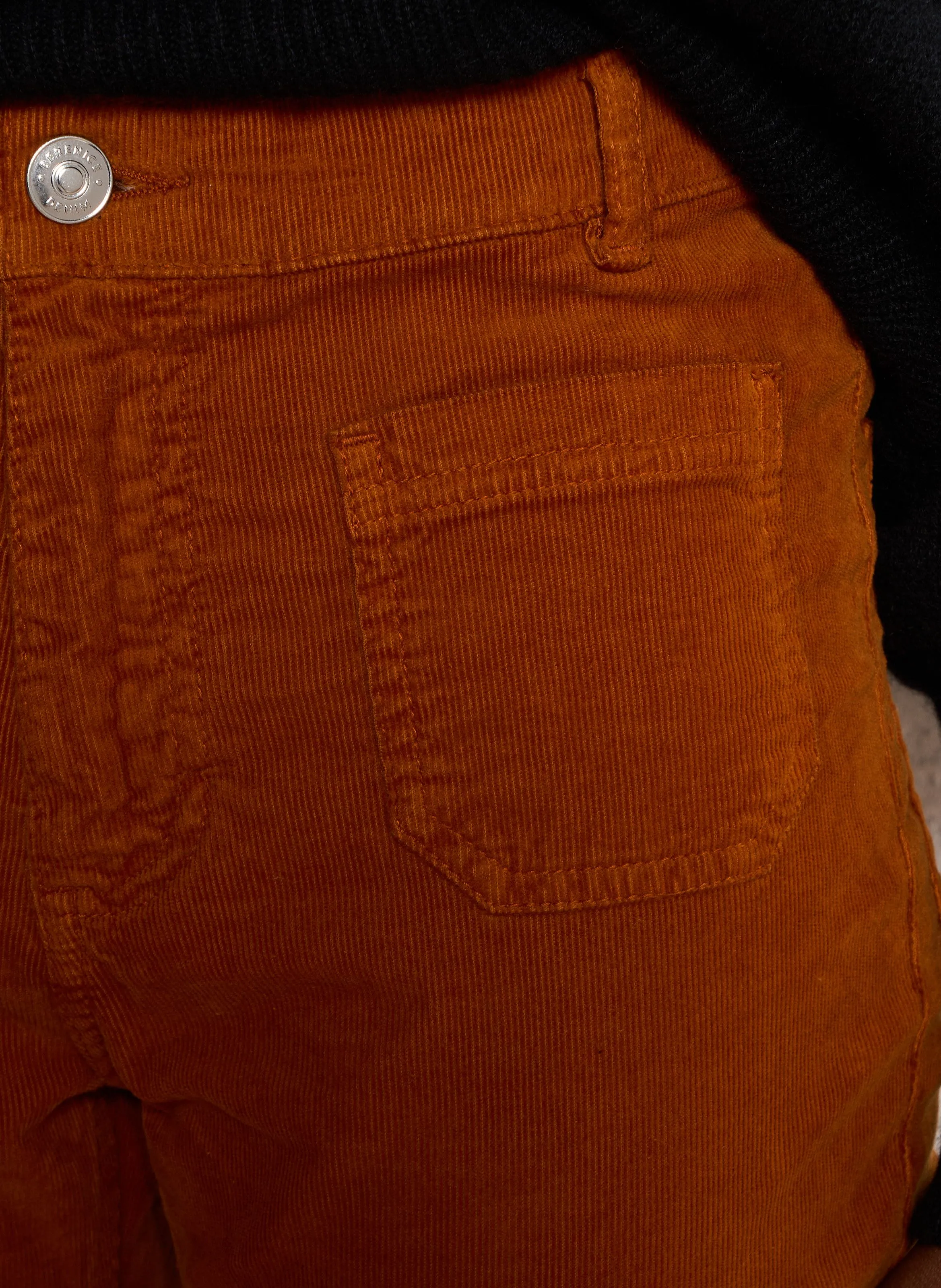BERENICE ODESSAVELOURS  PANTALóN ACAMPANADO DE TERCIOPELO EN MARRON