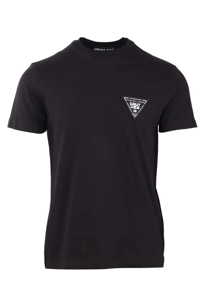 Camiseta negra con logo en triangulo pequeño