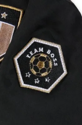 Camiseta para niños en tejido elástico con parches bordados