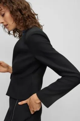 Chaquetilla slim fit en tejido elástico
