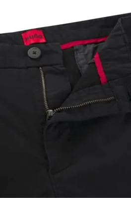 Chinos slim fit en tejido de gabardina de algodón elástico