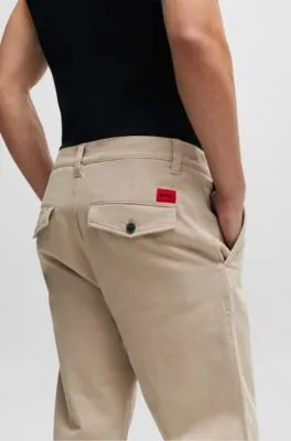 Chinos tapered fit en tejido de gabardina de algodón