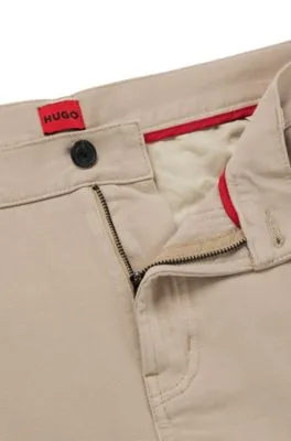 Chinos tapered fit en tejido de gabardina de algodón