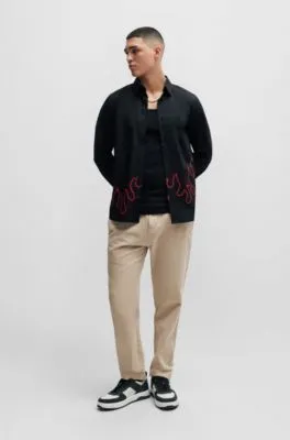 Chinos tapered fit en tejido de gabardina de algodón