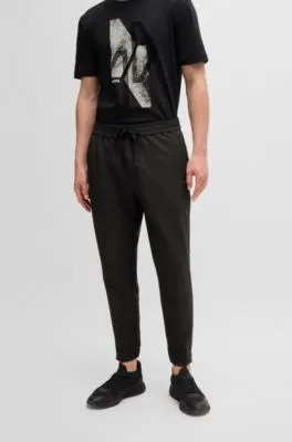 Chinos tapered fit en tejido multielástico de planchado fácil