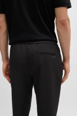 Chinos tapered fit en tejido multielástico de planchado fácil
