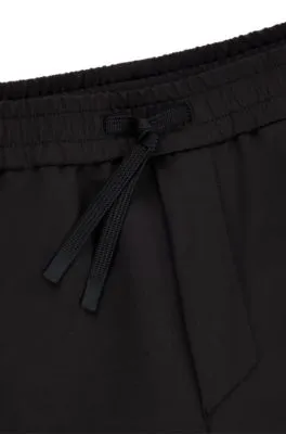 Chinos tapered fit en tejido multielástico de planchado fácil