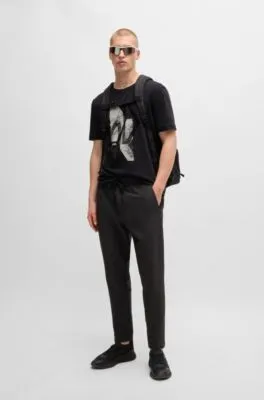 Chinos tapered fit en tejido multielástico de planchado fácil