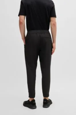 Chinos tapered fit en tejido multielástico de planchado fácil
