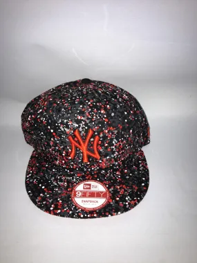 Gorra New Era Cap  9FIFTY SNAPBACK DENSPECKLE NEYYAN BLKHTR NEGRA Y ROJA NY