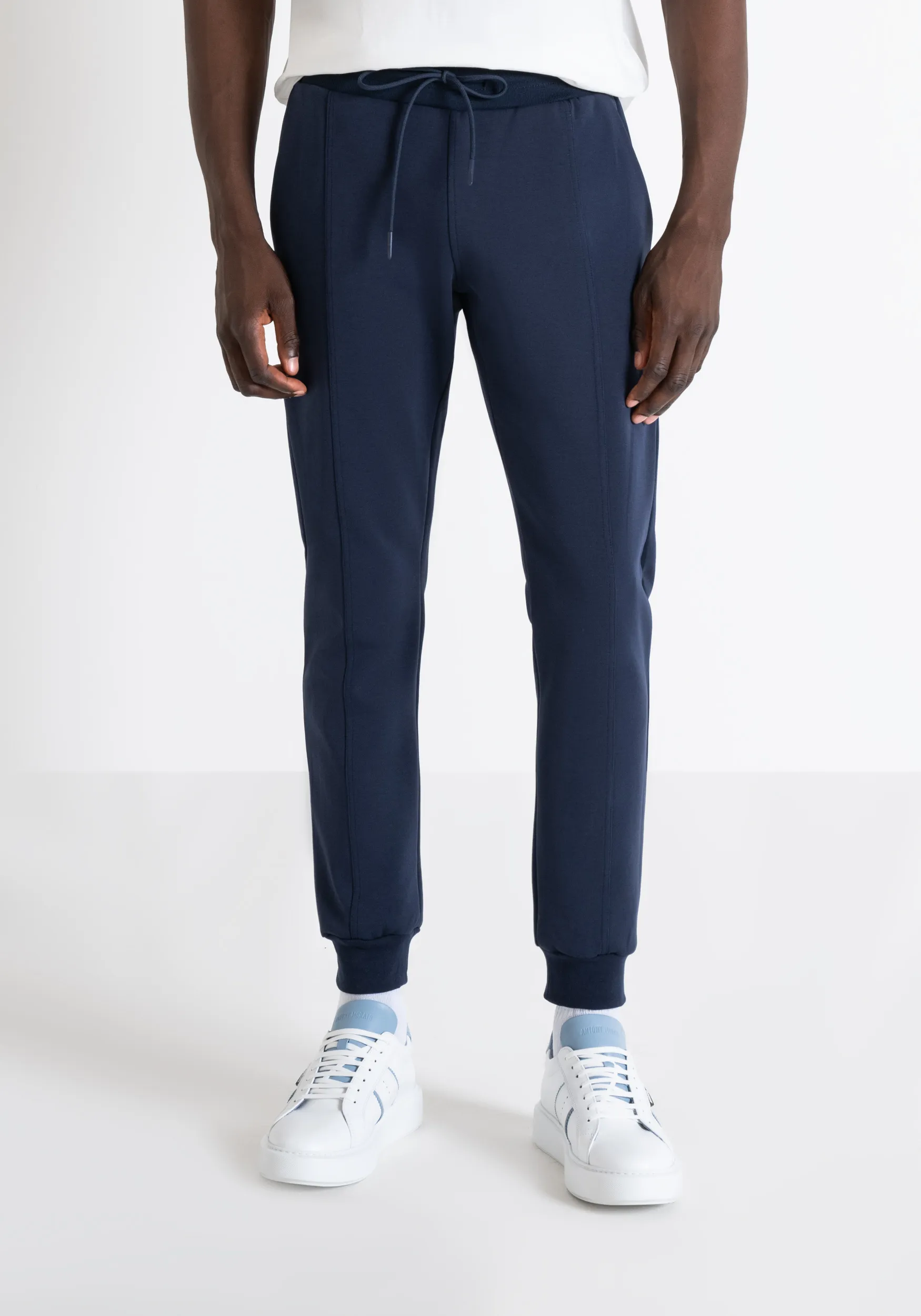 PANTALONES DE FELPA SLIM FIT DE MEZCLA DE ALGODÓN CON PARCHE CON LOGOTIPO EN LA PARTE POSTERIOR