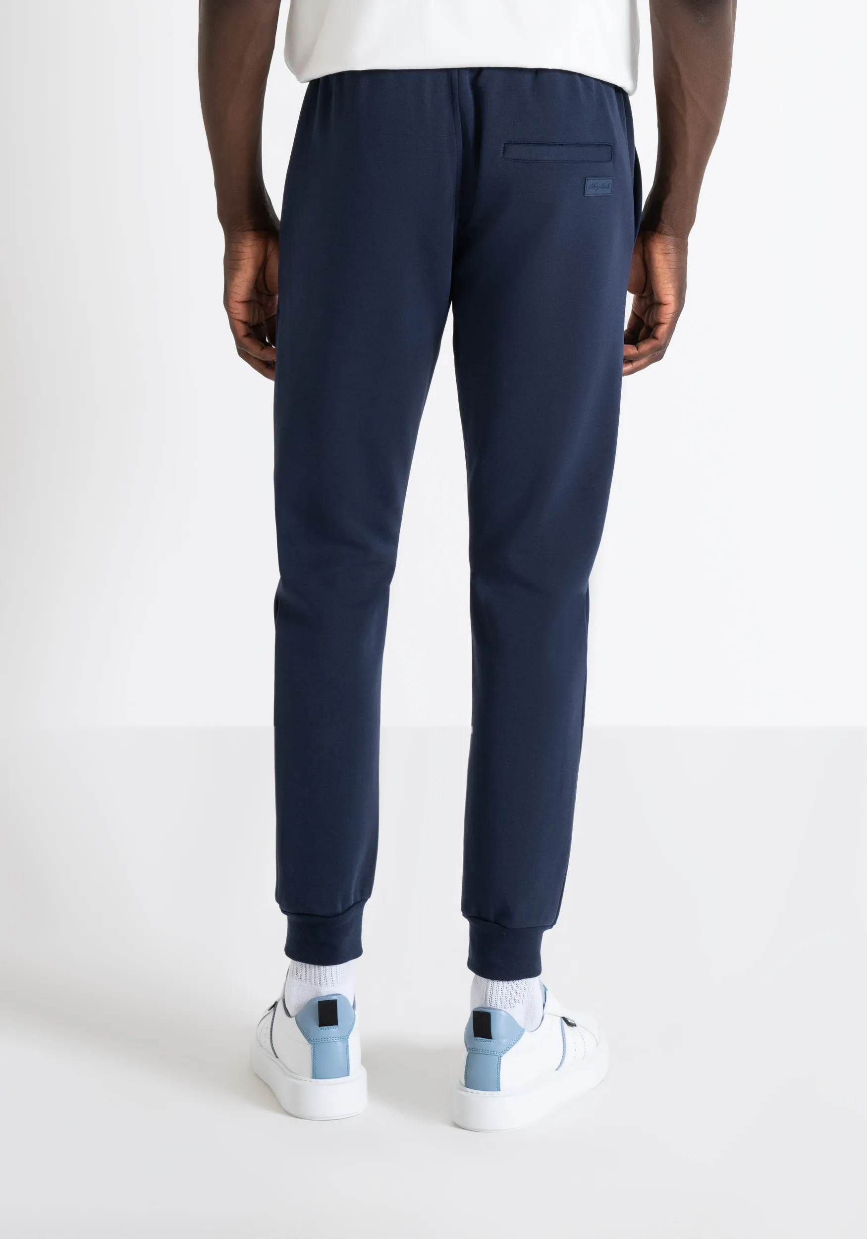 PANTALONES DE FELPA SLIM FIT DE MEZCLA DE ALGODÓN CON PARCHE CON LOGOTIPO EN LA PARTE POSTERIOR