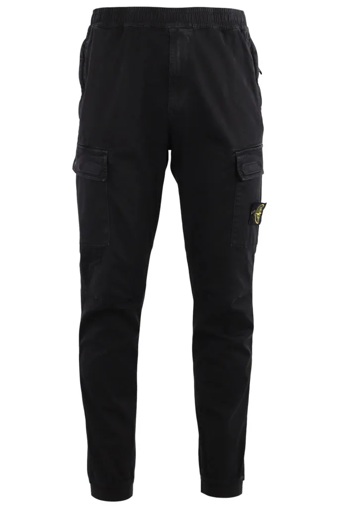 Pantalón cargo de color negro con parche