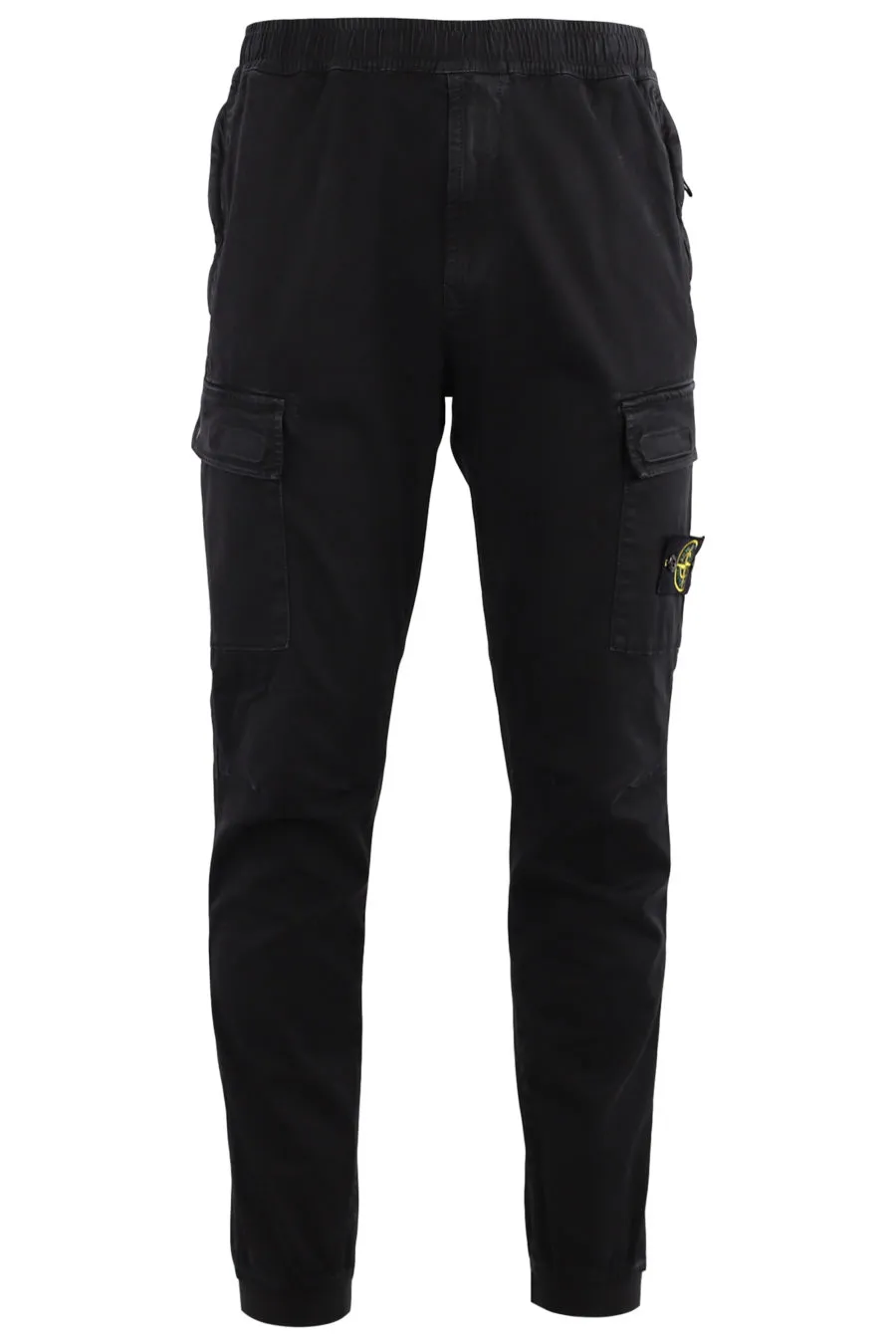 Pantalón cargo de color negro con parche