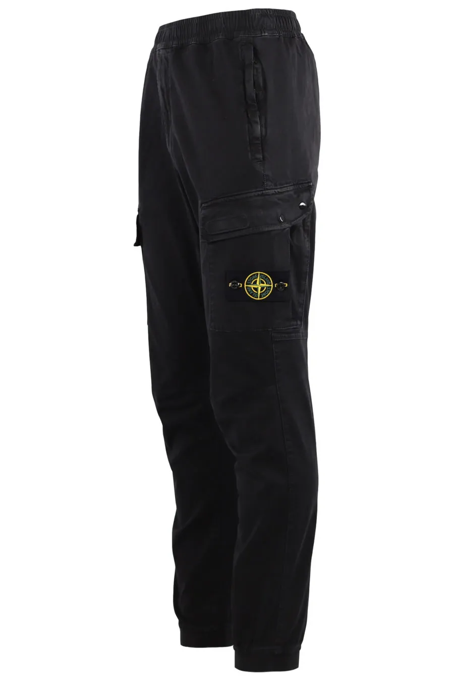 Pantalón cargo de color negro con parche