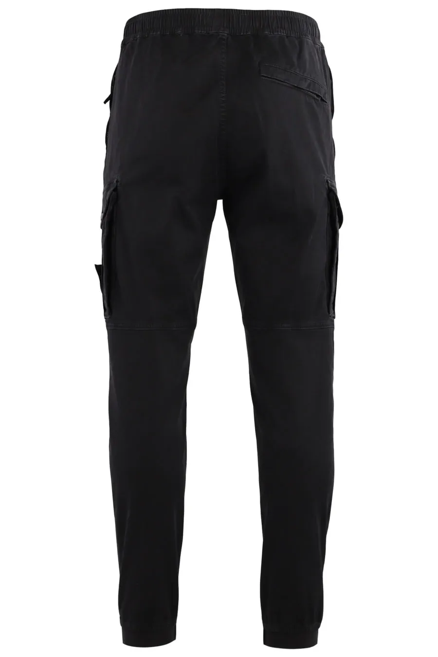 Pantalón cargo de color negro con parche