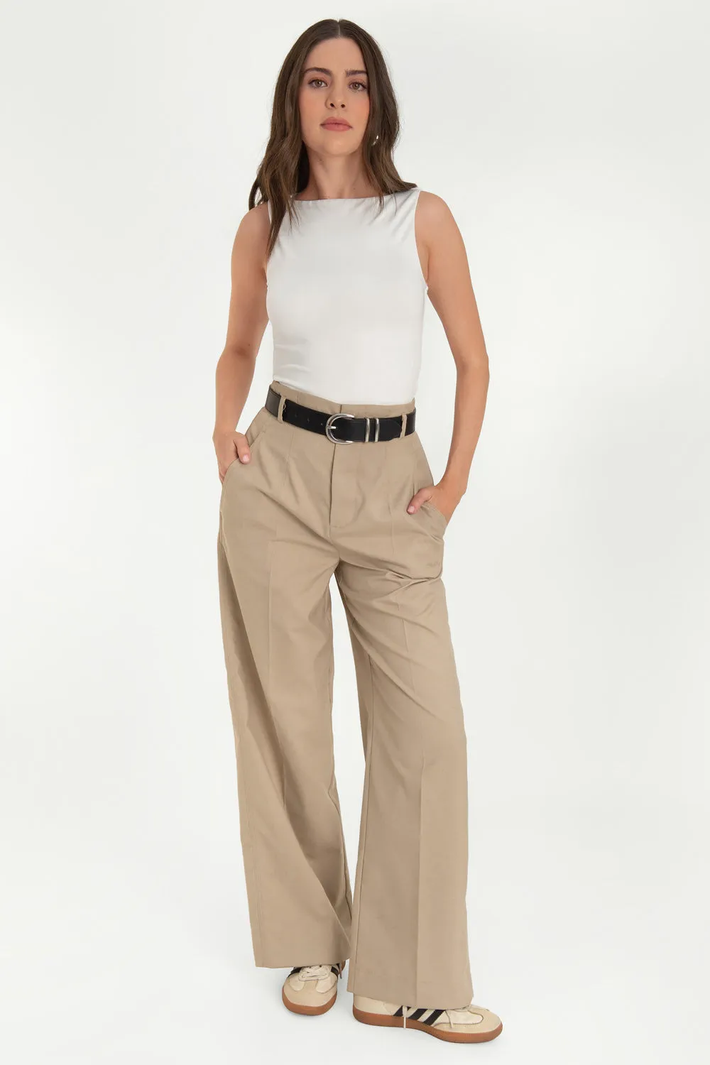 Pantalón fit flare de tiro alto con pinzas