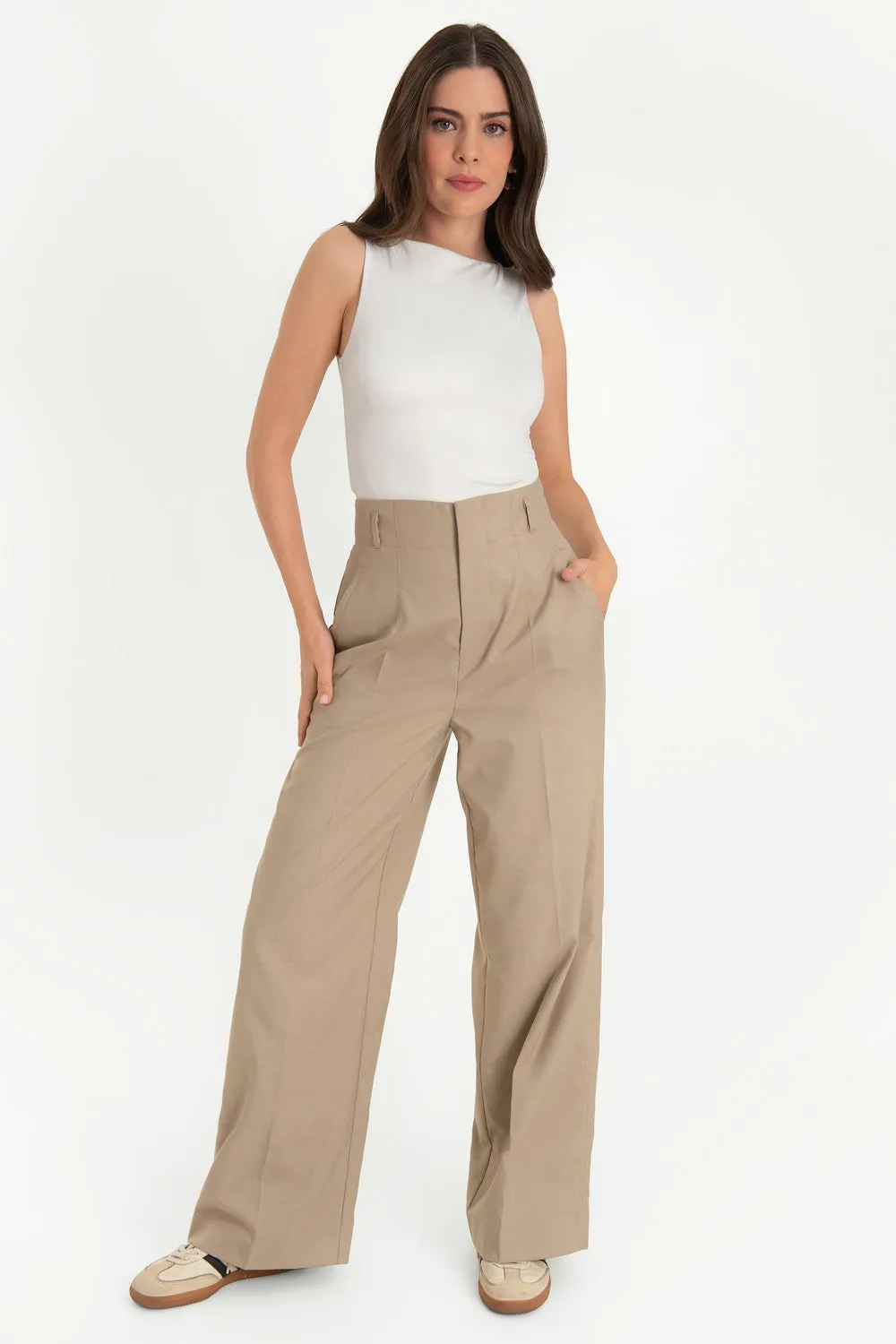 Pantalón fit flare de tiro alto con pinzas