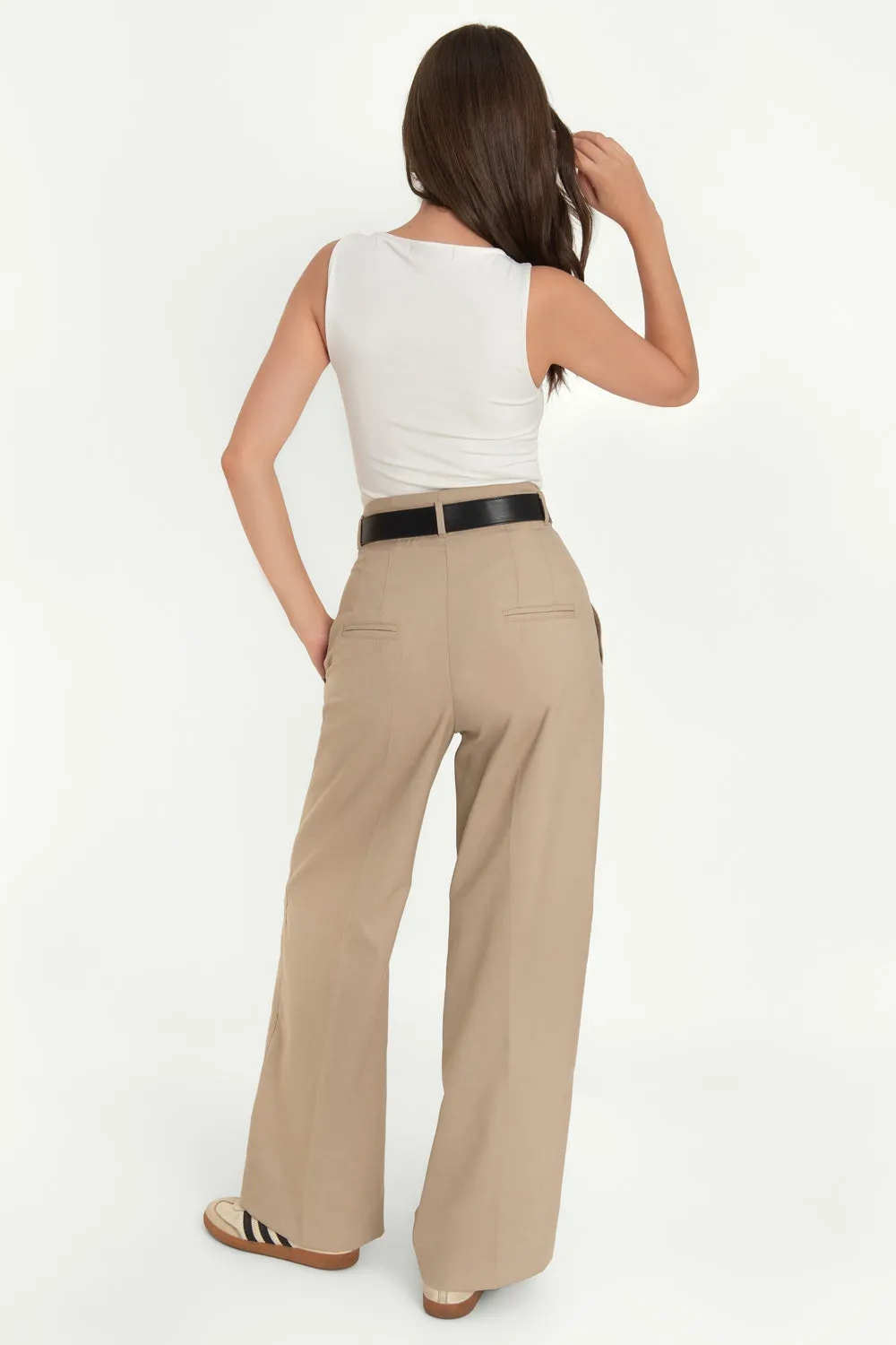 Pantalón fit flare de tiro alto con pinzas