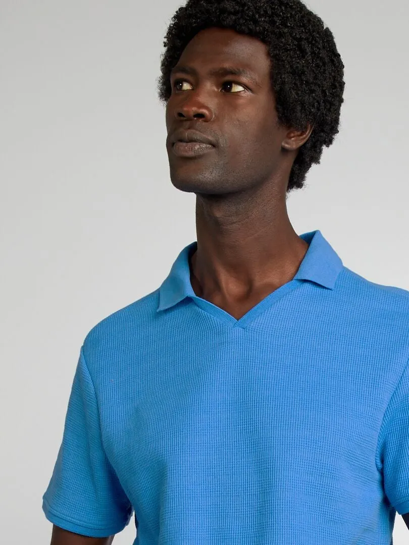 POLO DE PUNTO CON TEXTURA CON CUELLO DE PICO  AZUL