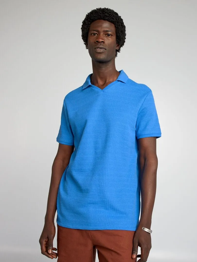 POLO DE PUNTO CON TEXTURA CON CUELLO DE PICO  AZUL