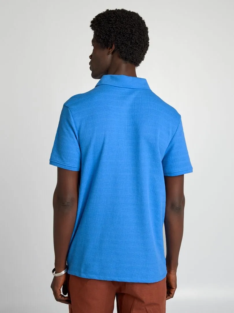 POLO DE PUNTO CON TEXTURA CON CUELLO DE PICO  AZUL