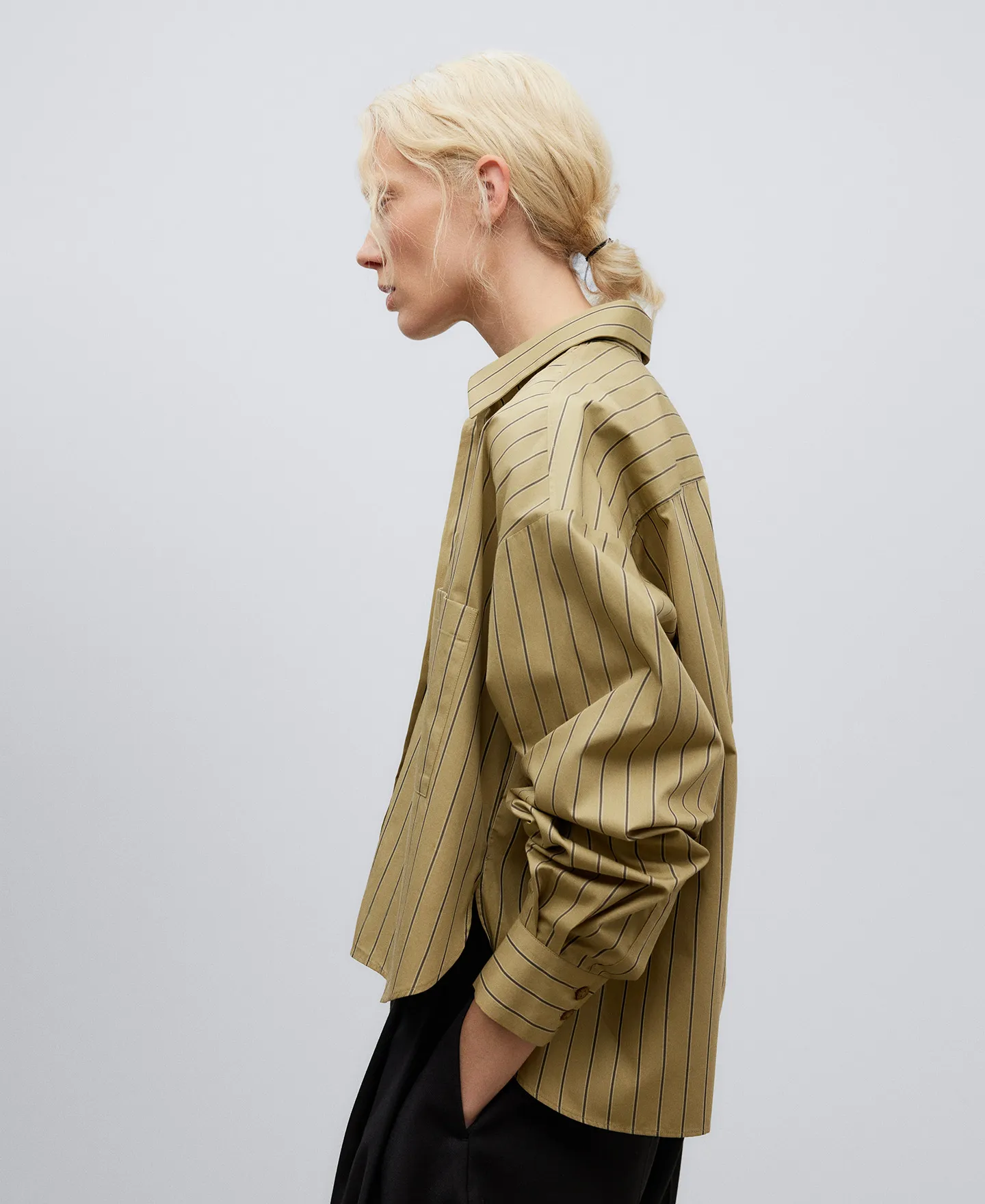 Striped short shirt woman