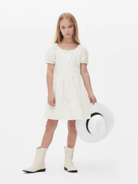 Vestido con bordado inglés y mangas abombadas