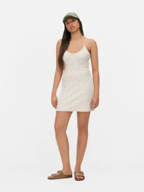 Vestido corto ajustado con tirantes finos
