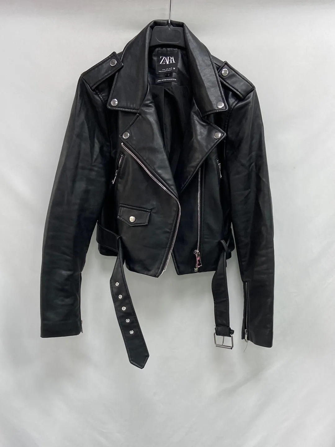 ZARA.Cazadora negra polipiel T.L