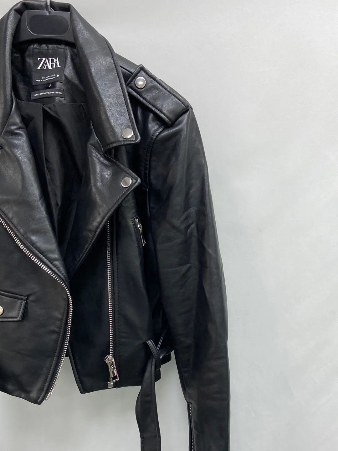 ZARA.Cazadora negra polipiel T.L